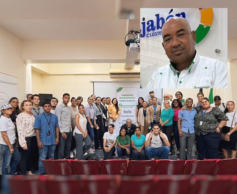 Samuel De La Rosa junto a los participantes 
